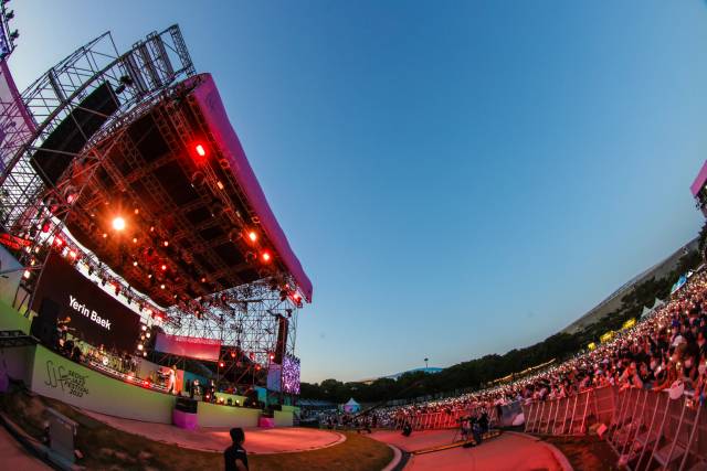 서울 재즈 페스티벌 1일차 무대에 오른 백예린과 관객들. 사진 제공=프라이빗커브