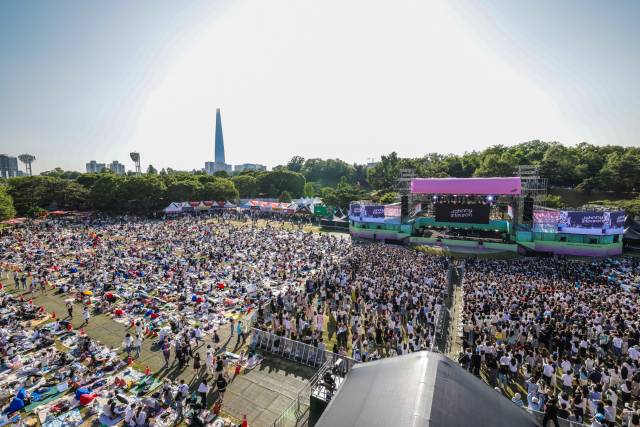 서울 재즈 페스티벌 1일차 ‘조니 스팀슨’ 공연을 관람 중인 1만 명의 관객. 사진 제공=프라이빗커브