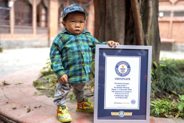 24일(현지시각) 네팔 카트만두에서 신장 73.43㎝로 세계에서 가장 작은 청소년으로 인정받은 도르 바하두르 카판지/AP연합뉴스