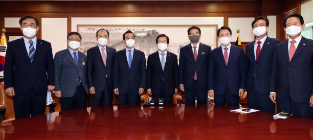 박병석 국회의장이 29일 오전 국회에서 추경호 부총리 겸 기획재정부 장관 및 여·야 원내대표 등과 추경 협의 전 포즈를 취하고 있다. 왼쪽부터 더불어민주당 맹성규 예결위 간사, 김성환 정책위의장, 추경호 부총리, 더불어민주당 박홍근 원내대표, 박병석 의장, 국민의힘 권성동 원내대표, 성일종 정책위의장, 송언석 원내수석부대표, 류성걸 예결위 간사. / 연합뉴스