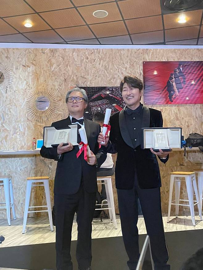 28일(현지시간) 프랑스 칸에서 열린 제75회 칸국제영화제에서 ‘헤어질 결심’으로 감독상을 받은 박찬욱 감독(왼쪽)과 고레에다 히로카즈 감독의 한국 영화 ‘브로커’로 한국 배우 최초로 남우주연상을 받은 송강호가 기념 촬영하고 있다. 사진 제공 연합뉴스