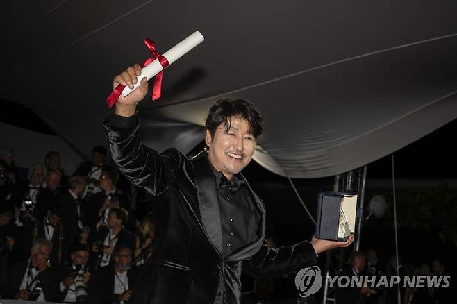 제75회 칸국제영화제에서 남우주연상을 받은 배우 송강호 [AP=연합뉴스]