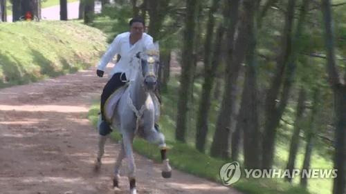 백마 타고 질주하는 김정은  (서울=연합뉴스) 북한 조선중앙TV가 2월 1일 김정은 국무위원장의 작년 한해 '성과'를 담은 새 기록영화 '위대한 승리의 해 2021년'을 방영하면서 김 위원장이 말을 타고 달리는 장면을 공개했다. [조선중앙TV 화면] 2022.2.2 
    [국내에서만 사용가능. 재배포 금지. For Use Only in the Republic of Korea. No Redistribution]
    nkphoto@yna.co.kr