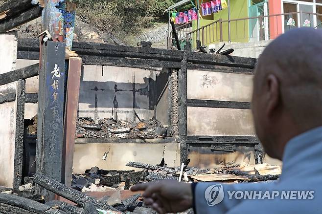 "이를 어떡하나" (울진=연합뉴스) 손대성 기자 = 29일 오전 경북 울진군 울진읍에 있는 대한불교조계종 소속 보광사 대웅전이 전날 난 불로 다 타서 스님과 사찰 관계자들이 망연자실한 상태로 돌아보고 있다. 2022.5.29 sds123@yna.co.kr