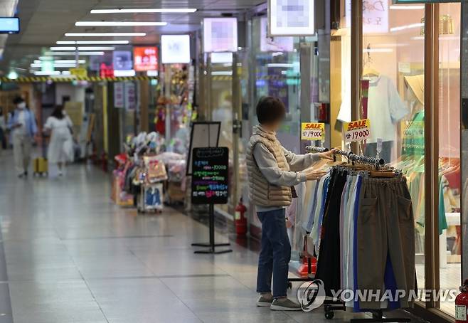 옷 진열하는 상인 (서울=연합뉴스) 박동주 기자 = 29일 오후 서울 명동 인근 지하상가 한 옷 가게에서 상인이 옷을 진열하고 있다. 
    국민의힘 권성동 원내대표는 이날 소상공인·자영업자들에 대한 최대 600만∼1천만원 상당의 손실보전금 지급 시기에 대해 "오늘 본회의에서 처리하면 월요일(30일) 오후부터 바로 지급될 것"이라고 말했다. 
    여야는 6·1 지방선거를 사흘 앞둔 이날 국회 본회의에서 손실보상 추가경정예산(추경)안을 처리하기로 합의했다. 2022.5.29 pdj6635@yna.co.kr