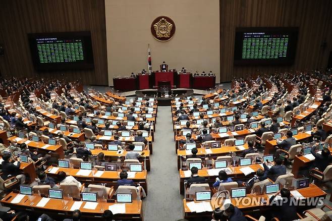 추경안 본회의 통과 (서울=연합뉴스) 하사헌 기자 = 29일 서울 여의도 국회에서 열린 397회(임시회) 제4차 본회의에서 '2022년도 제2회 추가경정예산안'이 통과되고 있다. 2022.5.29 [국회사진기자단] toadboy@yna.co.kr