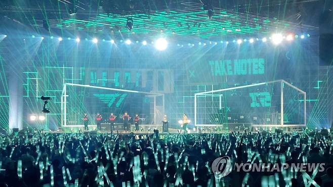 LoL 결승 진출 한국 대표 T1 응원 (부산=연합뉴스) 조정호 기자 = 29일 오후 부산 해운대구 벡스코(BEXCO)에서 열린 '리그 오브 레전드'(LoL) 상반기 최대 국제대회 '미드 시즌 인비테이셔널(MSI) 2022' 결승전에서 4천여 관람객들이 대표팀 T1을 응원하고 있다. 3년 만에 오프라인에서 유관중으로 열린 글로벌 e스포츠 MSI 결승에 진출한 중국 리그 대표팀 RNG는 중국 현지 코로나19 봉쇄 조치로 인해 한국에 오지 못해 온라인으로 참가했다. 2022.5.29 ccho@yna.co.kr