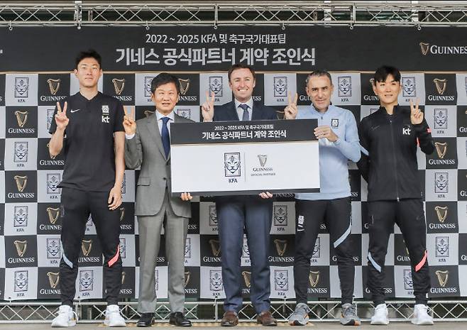 (왼쪽부터)황의조 선수, 정몽규 대한축구협회 회장, 댄 해밀턴 디아지오코리아 대표, 파울루 벤투 국가대표팀 감독, 황인범 선수.