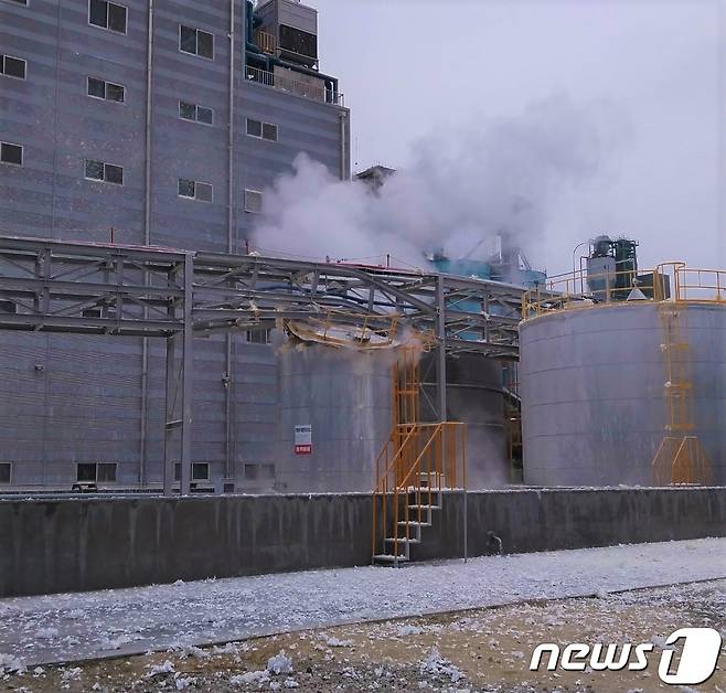 30일 오전 11시54분께 전북 군산시 소룡동의 한 화학공장에서 화학물질을 보관하던 저장탱크가 폭발했다.(전북소방본부 제공)2022.5.30/© 뉴스1