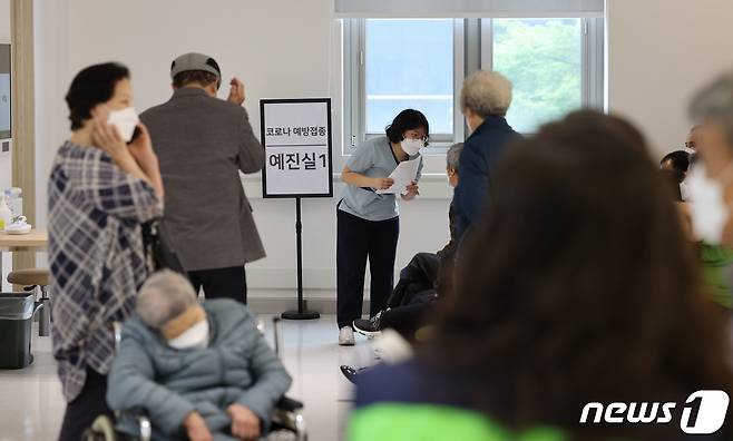 60세 이상 사전예약자에 대한 코로나19 4차 예방접종이 시작된 4월25일 서울 강서구 부민병원을 찾은 한 어르신이 4차 백신 접종을 위한 안내를 받고 있다. 2022.4.25/뉴스1 © News1 사진공동취재단