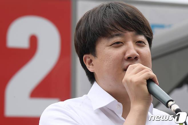 이준석 국민의힘 대표가 30일 오후 경기도 수원시 영통구 경기도청 신청사 앞에서 열린 경기 남부권 기초단체장 후보 공약 실천 약속 기자회견에서 발언하고 있다. 2022.5.30/뉴스1 © News1 국회사진취재단