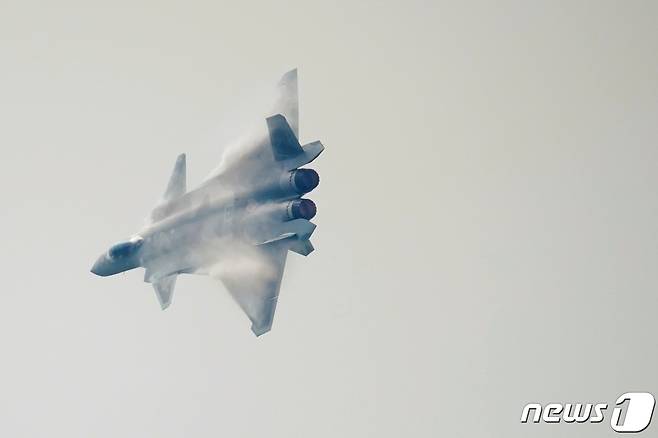 중국 신형 전투기 J-20. © 로이터=뉴스1 © News1 원태성 기자
