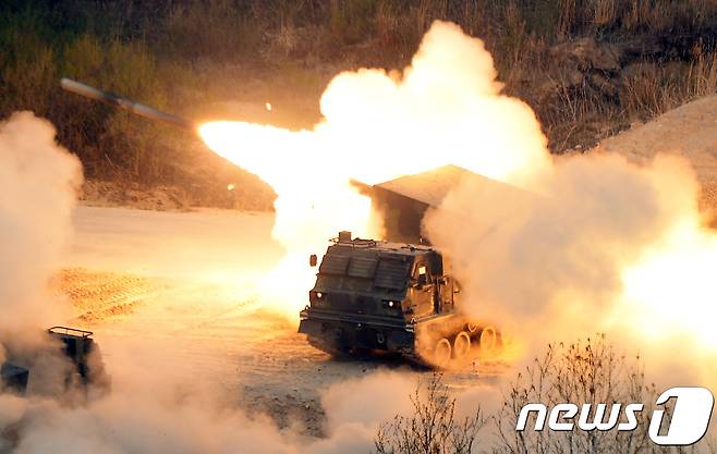 다연장로켓(MLRS)이 발사되고 있는 훈련 현장. ./포천=임영무 기자 © News1 국회사진취재단