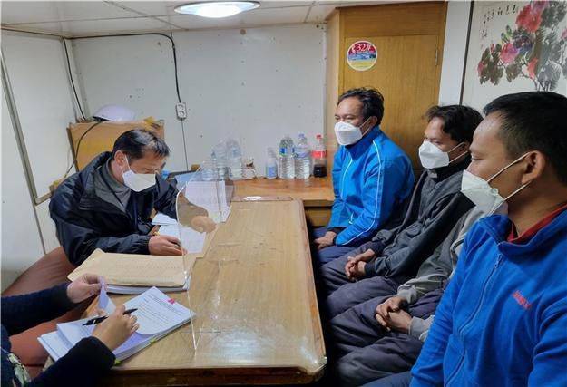 2021년 해양수산부가 하반기 외국인 어선원 근로실태조사를 하고 있다./해양수산부 제공/뉴스1