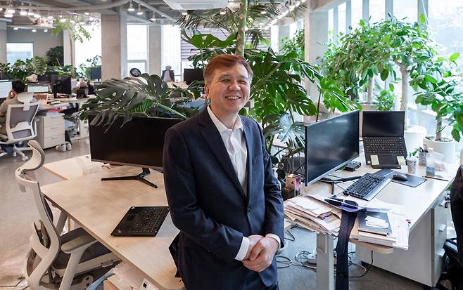 서울 강남구 봉은사로 법무법인 위어드바이즈에서 김신 대표 변호사가 웃고 있는 모습/사진=김지호기자