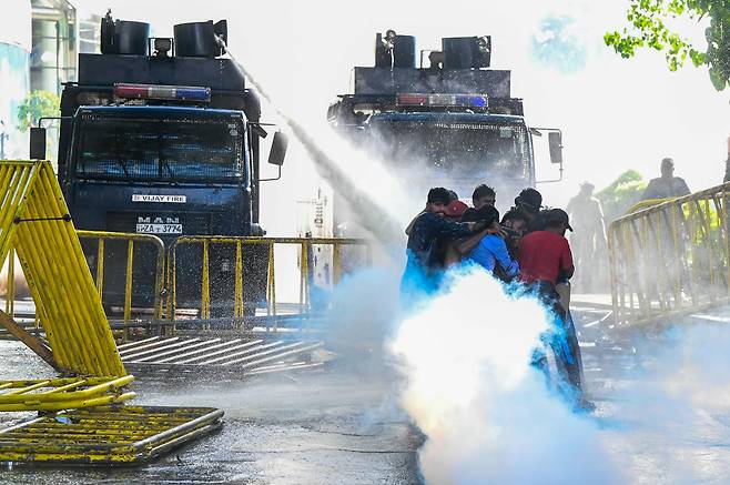 스리랑카 수도 콜롬보에서 19일(현지시간) 경찰이 고타바야 라자팍사 대통령의 사퇴를 요구하는 대학생들을 향해 물대포를 발사하고 있다. /연합뉴스