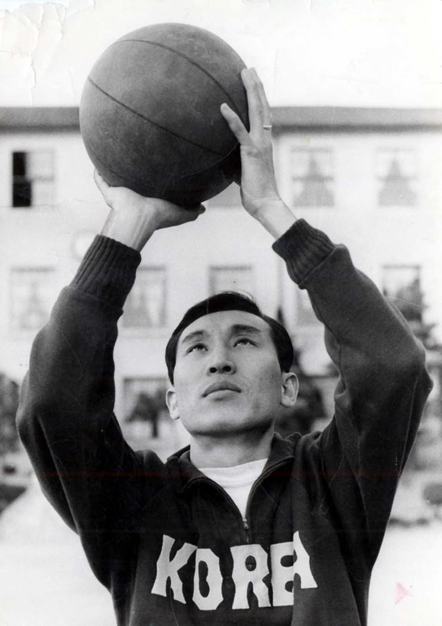 김영기 전 KBL 총재의 1960년대 국가대표 시절 모습. 그는 선수 때나 지도자로 변신했을 때 독서의 중요성을 강조했다. 동아일보 DB