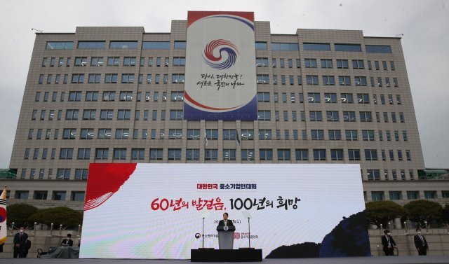 25일 용산 대통령실 청사 앞 잔디마당에서 열린 2022 대한민국 중소기업인대회에서 윤석열 대통령이 격려사를 하고 있다. 2022.05.25. 대통령실사진기자단