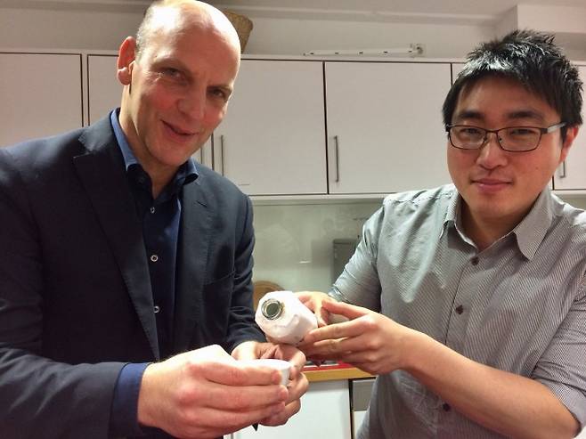 배한용 성균관대 화학과 교수(오른쪽)는 과거 지도교수이자 2021년 노벨 화학수상자인 베냐민 리스트 독일 막스플랑크촉매접촉연구소 교수(왼쪽)와 새로운 비대칭 유기촉매를 개발해 국제학술지 '네이처'에 이달 4일 발표했다. 사진은 과거 '네이처 화학'에 낸 연구논문이 승인된&nbsp;뒤&nbsp;축하하는 자리에서 두 연구자의&nbsp;모습이다. 배한용 제공