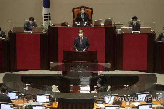 한덕수 국무총리가 29일 오후 서울 여의도 국회에서 열린 본회의에서 추경안 통과 감사 인사말을 하고 있다. 연합뉴스