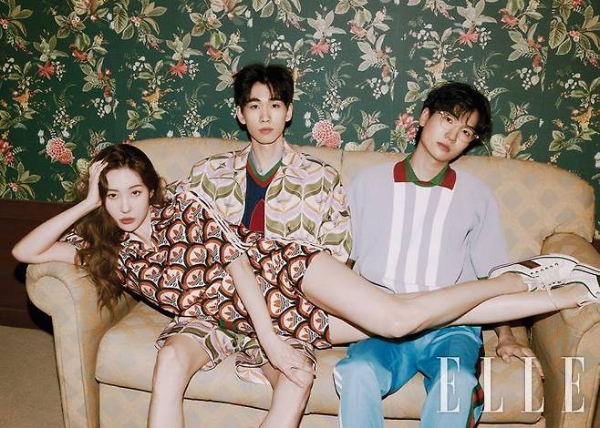 선미가 입은 셔츠와 팬츠, 스니커즈는 모두 Gucci. 승동이 입은 재킷과 니트웨어, 셔츠와 쇼트팬츠는 모두 Gucci. 동이 입은 니트웨어와 팬츠는 모두 Gucci. 안경은 Yellow Bee.