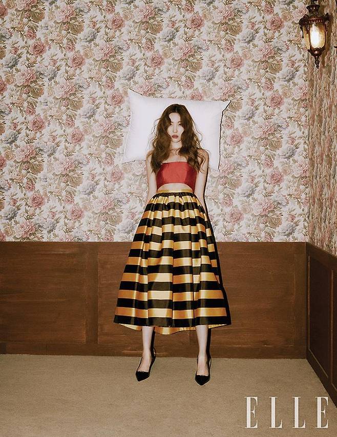 톱과 스커트, 슈즈는 모두 Prada.