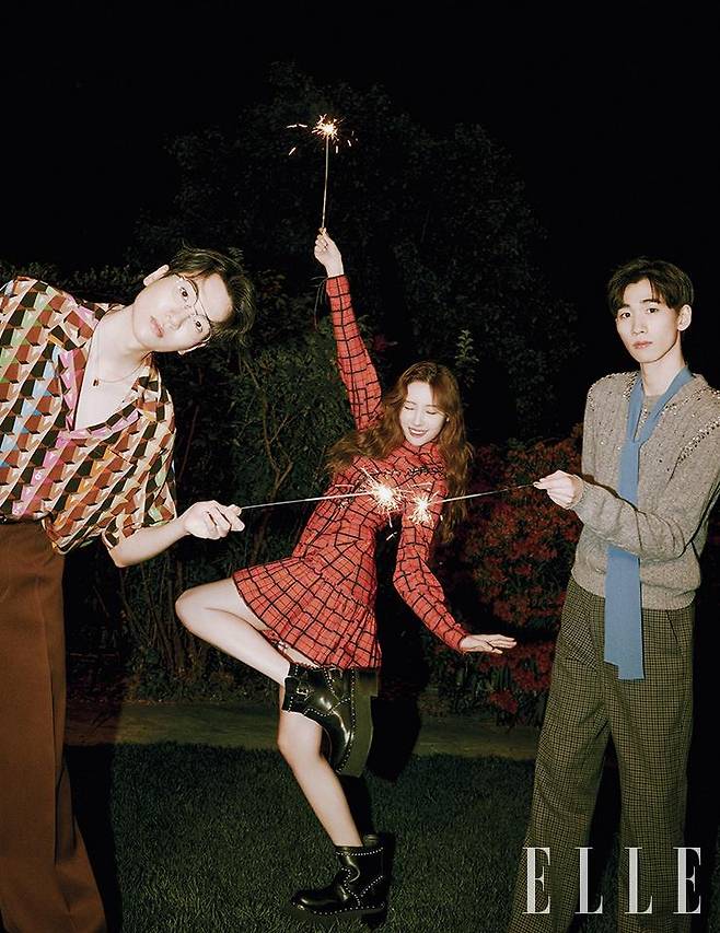 동이 입은 반팔 셔츠와 팬츠는 모두 Valentino. 목걸이는 Engbrox. 안경은 Yellow Bee. 선미가 입은 드레스는 Rochas. 슈즈는 Ports 1961. 승동이 입은 스웨터와 셔츠, 팬츠는 모두 Valentino.