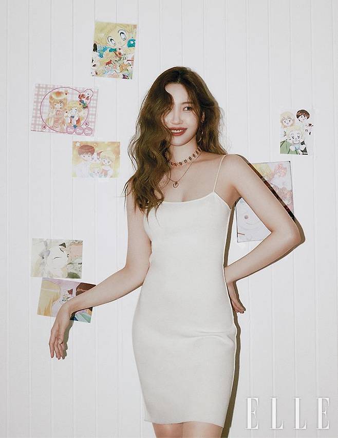 화이트 니트 원피스와 귀고리, 목걸이는 모두 Fendi.