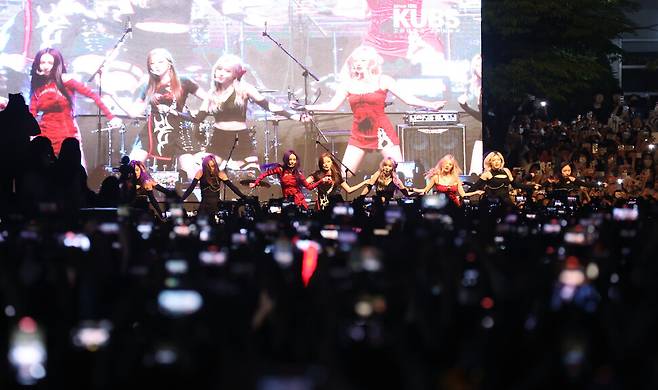 지난 26일 밤 서울 안안동 고려대 캠퍼스에서 열린 고려대 축제 무대에서 걸그룹 에스파가 공연하고 있다. 연합뉴스