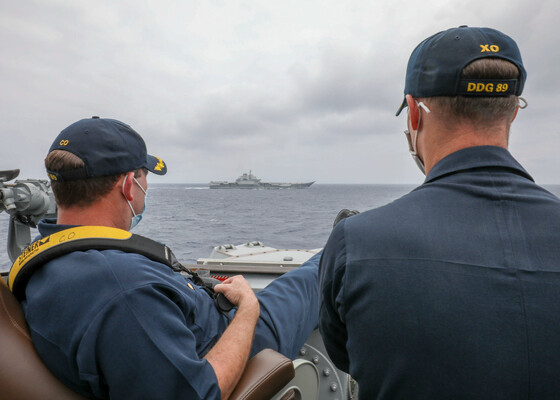 지난해 4월4일 미 해군 미사일 구축함 머스틴함 함장이 난간에 발을 꼬아 올린 채 랴오닝함을 지켜보고 있다. 미 해군 트위터 갈무리