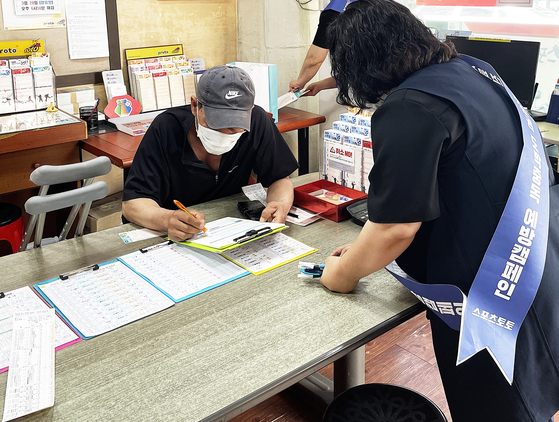 지난 26일 대전의 한 스포츠토토 판매점에서 도박중독 예방 캠페인의 현장 상담을 진행하고 있는 캠페인 관계자와 시민. 사진=스포츠토토 제공
