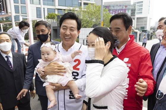 오세훈 국민의힘 서울시장 후보가 28일 서울 성동구 서울숲 대로변에서 열린 유세 도중 지지자, 아기와 함께 기념 촬영을 하고 있다. 김현동 기자