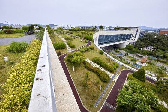 지형의 등고선을 기준으로 최대 높이인 62m 이상으로는 건물을 올리지 않고, 조선 시대 성곽을 돌며 주변 경치를 즐기는 ‘순성놀이’처럼 옥상정원을 둘러볼 수 있도록 했다.