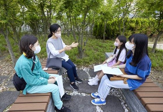 이애란 교수에게 옥상정원에 대해 궁금한 점을 질문하고, 정부세종청사 옥상정원 설계에 대한 비하인드 스토리를 듣고 있는 소중 학생기자단.