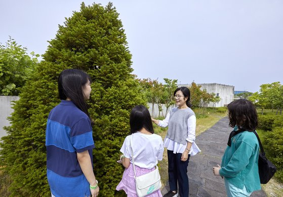 이애란 교수에게 옥상정원에 대해 궁금한 점을 질문하고, 정부세종청사 옥상정원 설계에 대한 비하인드 스토리를 듣고 있는 소중 학생기자단.