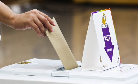 제8회 전국동시지방선거 사전투표가 27일 전국 3551개 투표소에서 일제히 시작됐다. 송봉근 기자
