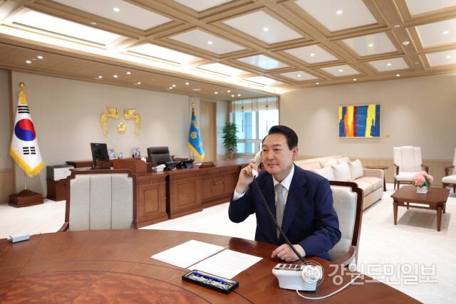 ▲ 윤석열 대통령은 30일 오후 유흥식 신임 추기경에게 전화를 걸어 추기경 서임을 축하했다. 사진/대통령실 제공