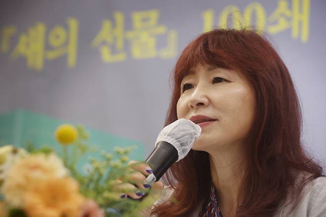 소설가 은희경이 30일 오전 서울 마포구 한 카페에서 에서 열린 장편소설 <새의 선물> 100쇄 기념 개정판 출간 간담회에서 출간 소감을 밝히고 있다. 연합뉴스