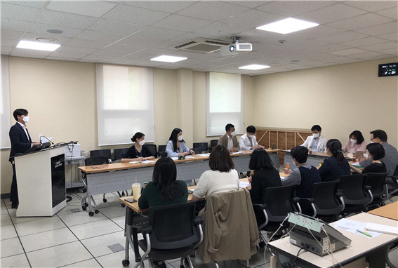서울 동작구 관계자가 지난 5월17일 보라매병원에서 ‘퇴원환자 지역사회 연계사업’을 위한 협의를 진행하고 있다. |동작구 제공
