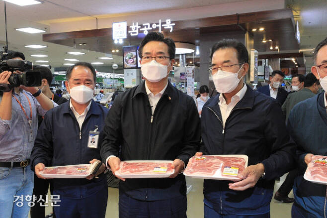 정황근 농식품부 장관이 30일 서울 양재 하나로마트를 방문해 농협중앙회 관계자들과 ‘농식품 특별판매’ 제품을 들어보이고 있다. 농식품부 제공