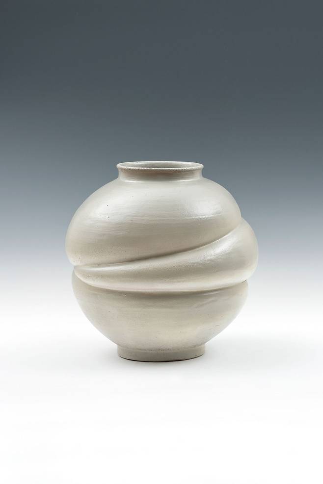"Tied White Porcelain" by Lee Seung-taek (Gallery Hyundai)