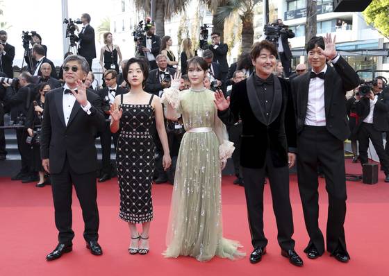 From left, director Hirokazu Kore-eda and actors Joo-Young Lee, Ji-eun Lee, Song Kang-ho and Gang Dong-won arrive at the awards ceremony of the 75th international film festival, Cannes, southern France, on May 28. [VIANNEY LE CAER/ INVISION/ AP]