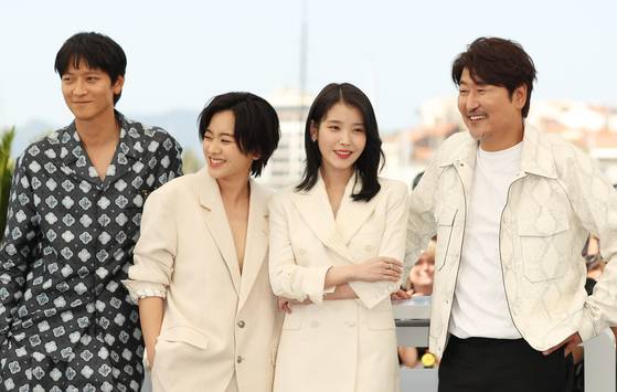 From left, actors Gang Dong-won, Lee Joo-young, Lee Ji-eun and Song Kang-ho pose during a photocall for the film ″Broker" presented in the Official Competition at the 75th edition of the Cannes Film Festival in Cannes, southern France, on May 27. [XINHUA/ GAO JING ]
