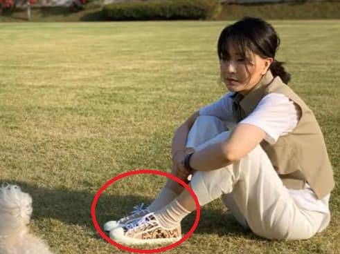 윤석열 대통령과 부인 김건희 여사가 반려견들과 용산 대통령실 잔디밭에서 시간을 보내고 있는 모습이 29일 공개됐다. [페이스북 건희사랑]