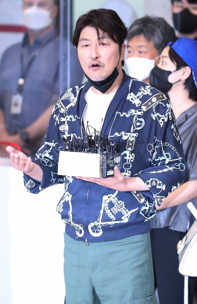 제75회 칸영화제에서 남우주연상을 받은 송강호가 30일 오후 인천국제공항에서 수상 소감을 밝히고 있다. [연합]