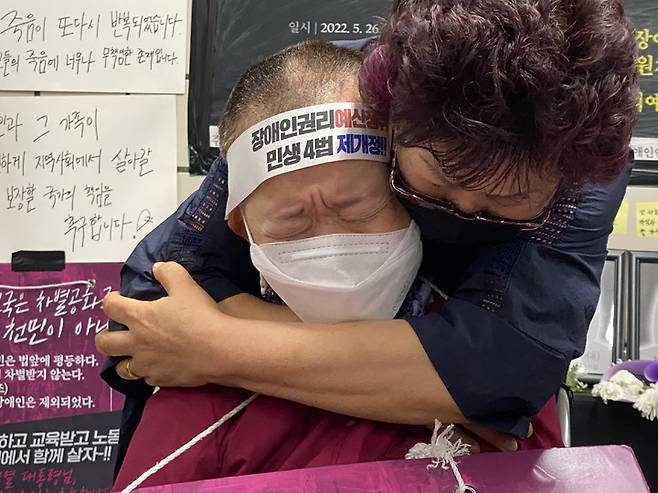 [서울=뉴시스] 전재훈 기자 = 전국장애인차별철폐연대(전장연) 회원이 30일 오전 서울 용산구 삼각지역 승강장에서 장애인권리예산 관련 기획재정부 답변을 촉구하는 출근길 선전전에서 삭발하고 있다. 2022.05.30. kez@newsis.com *재판매 및 DB 금지