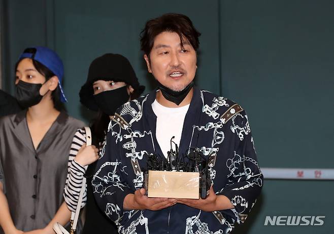 [인천공항=뉴시스] 이영환 기자 = 영화 '브로커'로 칸 국제영화제에서 남우주연상을 수상한 송강호가 30일 오후 인천국제공항 제1여객터미널을 통해 귀국해 소감을 전하고 있다. 2022.05.30. 20hwan@newsis.com