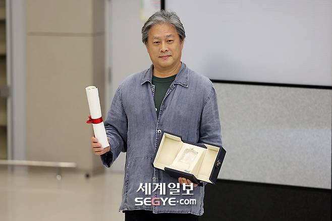 영화 ‘헤어질 결심’으로 제75회 프랑스 칸 국제 영화제에서 감독상을 받은 박찬욱 감독이 30일 인천국제공항을 통해 입국 후 기념 촬영을 하고 있다.