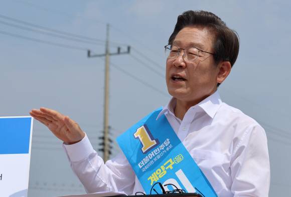 이재명 더불어민주당 인천 계양을 국회의원 보궐선거 후보가 29일 인천 계양구 김포도시철도 기지창 인근에서 ‘지하철 9호선 계양 연장 공약’을 발표하고 있다. 2022. 5. 29 오장환 기자