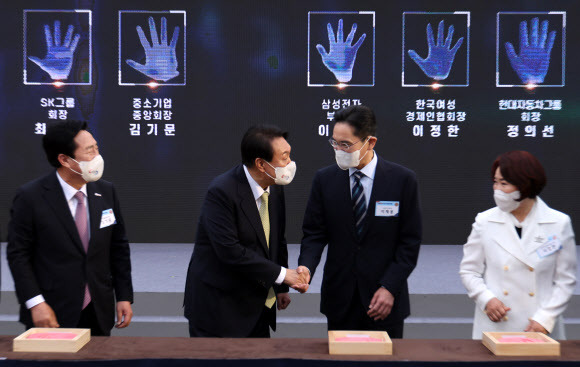 윤석열 대통령이 지난 25일 서울 용산 대통령실 청사 앞 잔디마당에서 열린 2022 대한민국 중소기업인대회에서 이재용 삼성전자 부회장과 악수하고 있다. 삼성 등 주요 그룹은 앞으로 3~5년간 30만명 이상 신규 채용을 하겠다고 발표했다. 연합뉴스